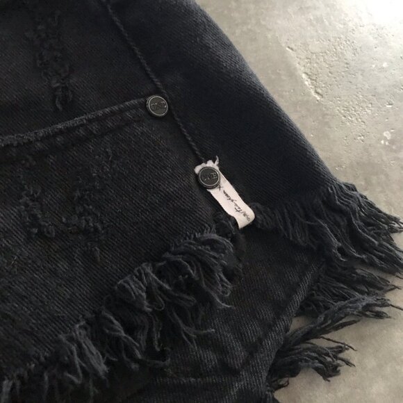 One Teaspoon Bonitas Shorts 26 Black Cut off Denim Button Fly Destroyed Festival - Picture 5 of 14